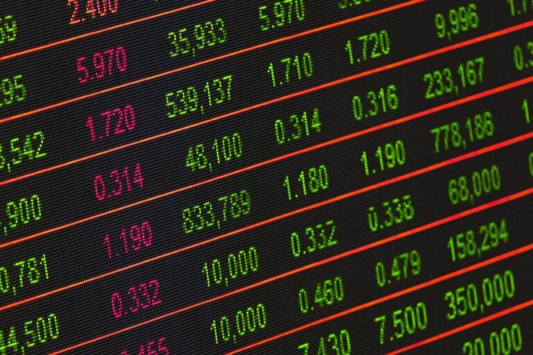 Il Brent crolla del 4-5% sulla bozza di accordo Iran-USA mentre le borse europee chiudono miste: CAC +0,43%, FTSE +0,13%, DAX -0,03%