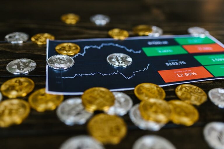 «La BCE mantiene i tassi al 2%, ma Bloomberg prevede due rialzi estivi»