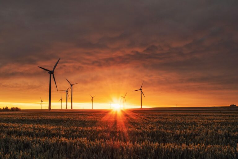 L’obiettivo climatico dell’UE è sulla buona strada, ma le emissioni dei trasporti restano un nodo irrisolto