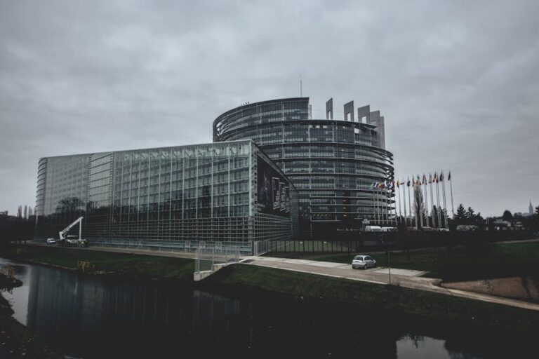 La plenaria UE apre a Strasburgo: Iran, Ucraina, acciaio e un nuovo Ordine al Merito