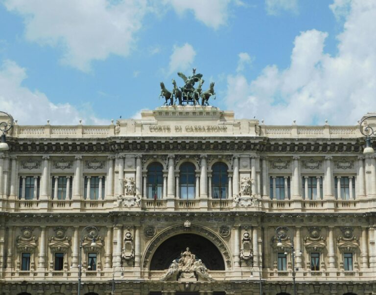 Meloni contro Bruxelles: pressing sulla flessibilità mentre il FMI avverte sull’energia