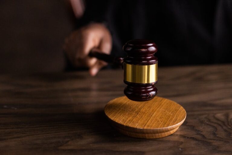 Il #MeToo francese a un punto di svolta: Bruel rompe il silenzio mentre i casi confluiscono a Nanterre