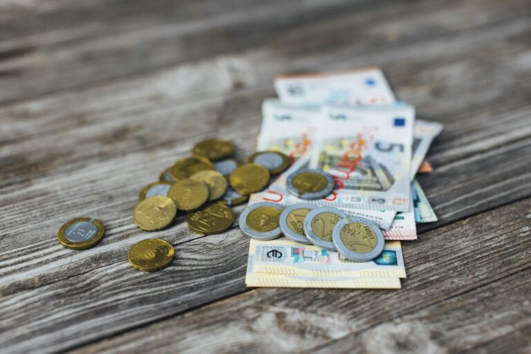Banconote e monete in euro su una scrivania