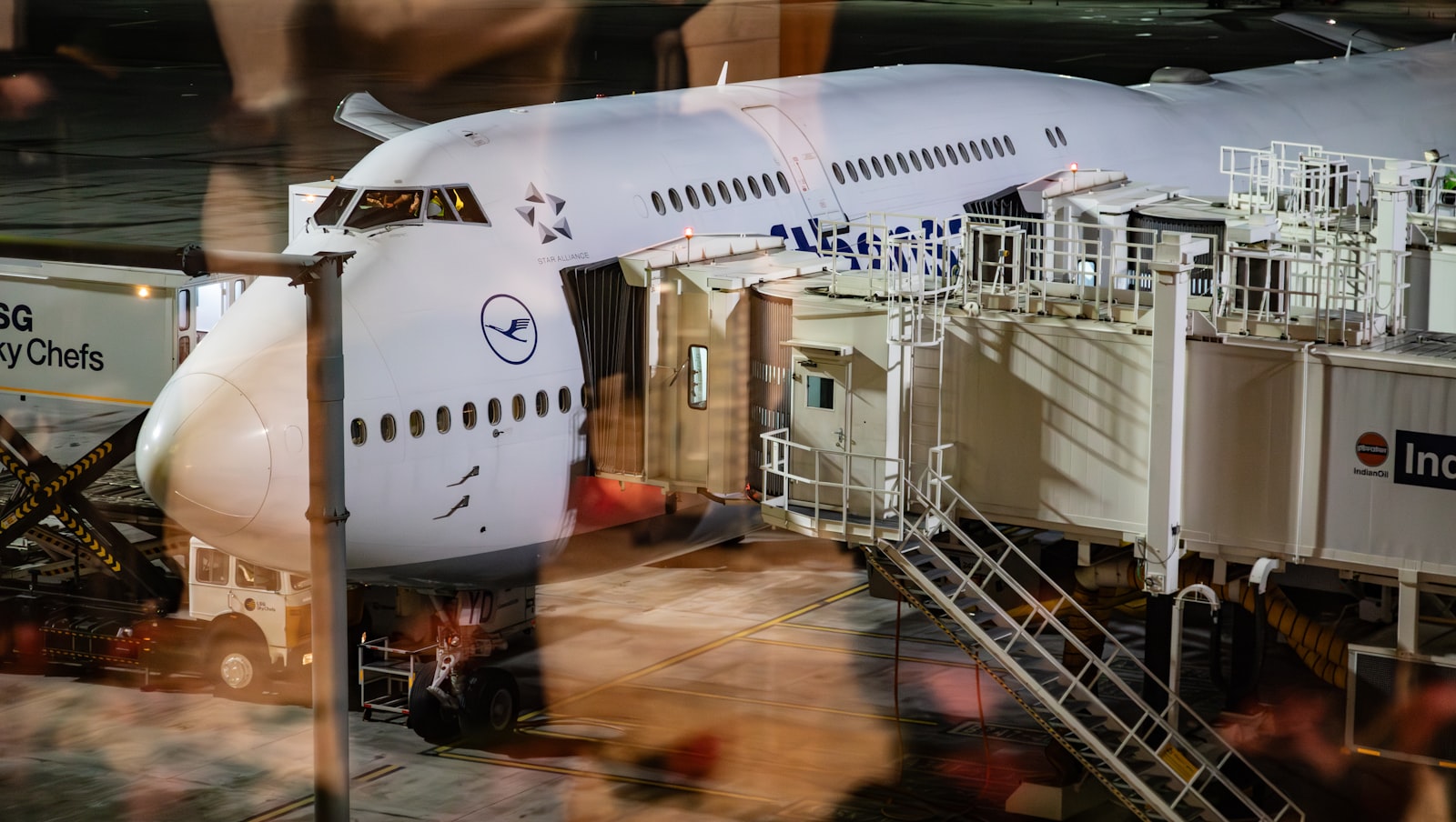 Aereo commerciale sulla pista di decollo
