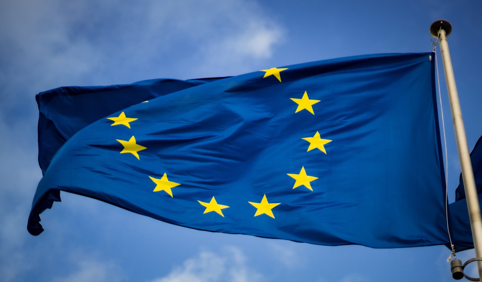 Bandiera dell'Unione europea su sfondo di cielo azzurro