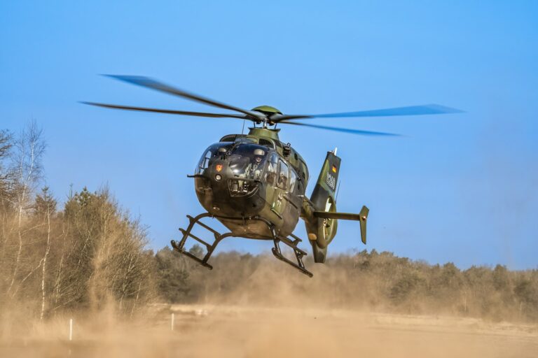 Elicottero militare della NATO durante un'esercitazione addestrativa