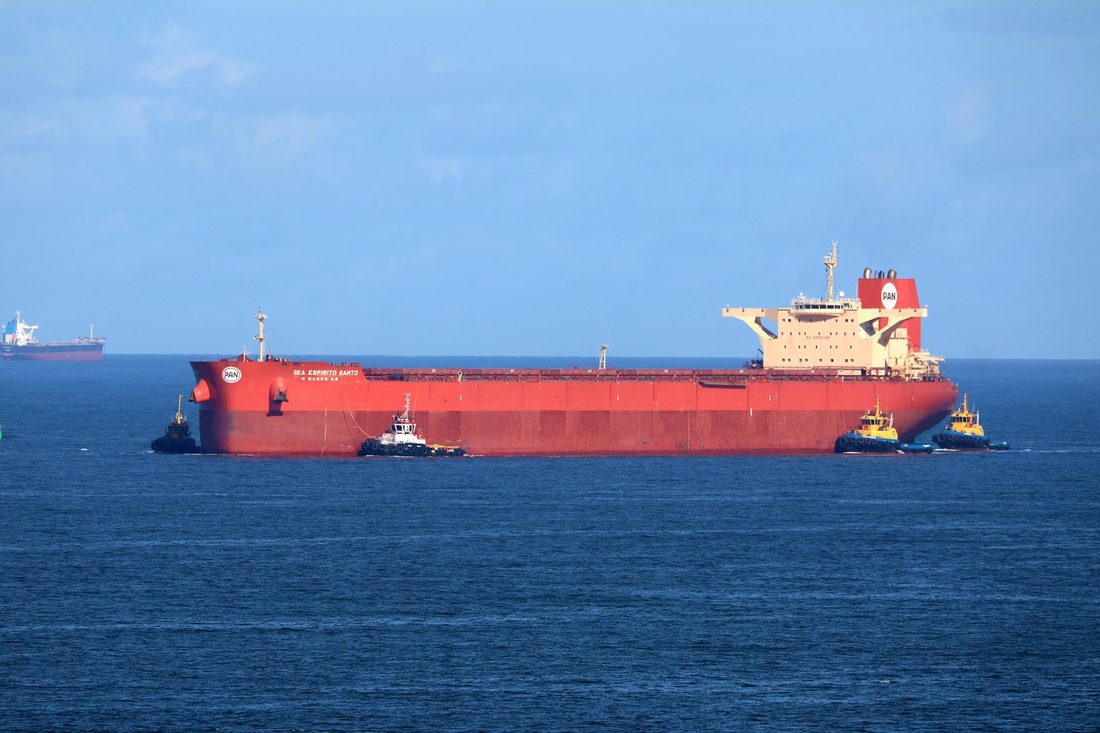 Petroliera in mare aperto