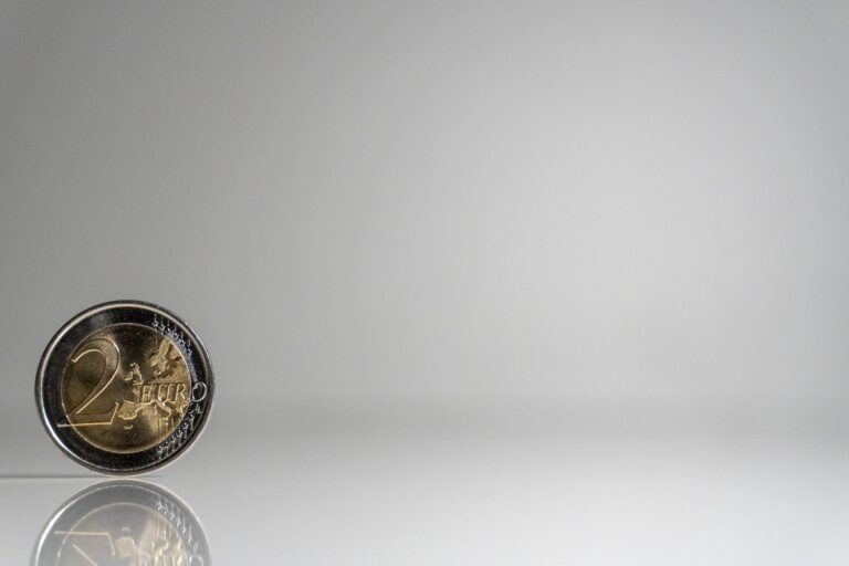 Euro in calo a 1,1367 dollari: la moneta unica perde terreno