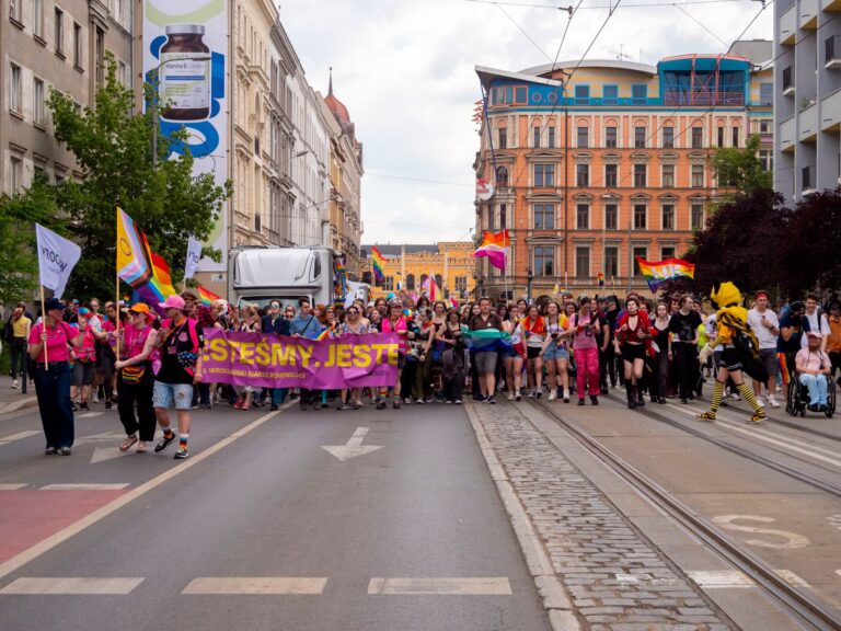 Pride di Milano 2025: Schlein in piazza, “l’omotransfobia ha ucciso Mirko”