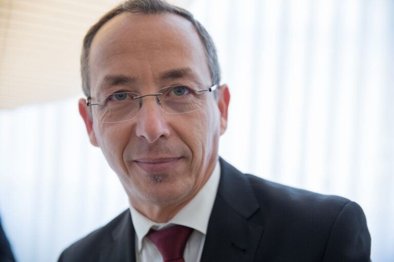 Pier Silvio Berlusconi illeso dopo violento incidente stradale