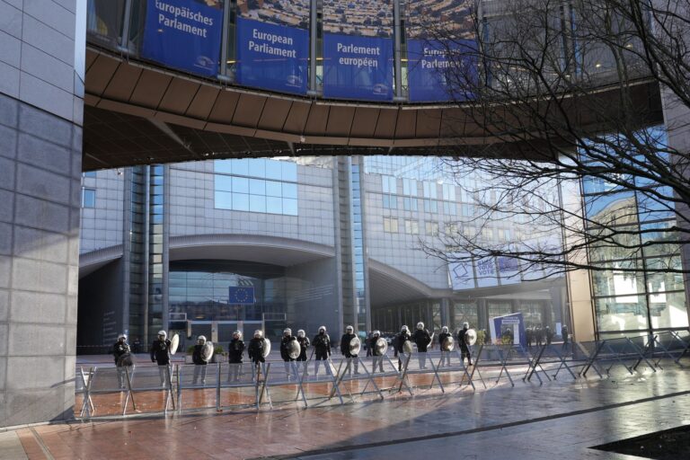 «Starmer lotta per la sopravvivenza mentre Bruxelles osserva con preoccupazione»