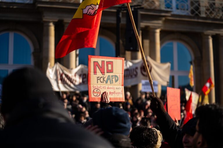 L’Autorità di Bruxelles si muove per togliere finanziamenti e riconoscimento al partito europeo di AfD