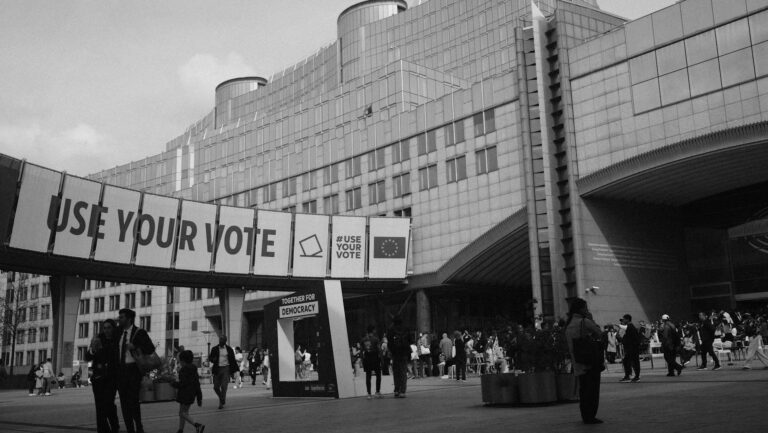 Il Parlamento europeo approva importanti emendamenti all’AI Act dopo una votazione maratona