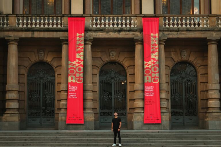 Scala, pioggia di volantini dal loggione contro i nuovi prezzi