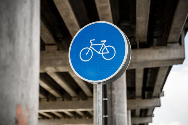 Ciclista travolta e uccisa da un camion in via Gattamelata a Milano