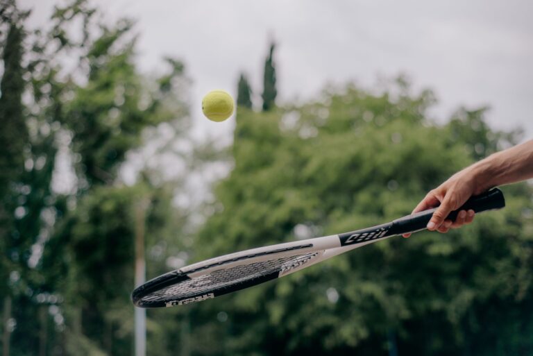 Sinner affronta Djokovic a Wimbledon: allenamento doppio e caldo da battere