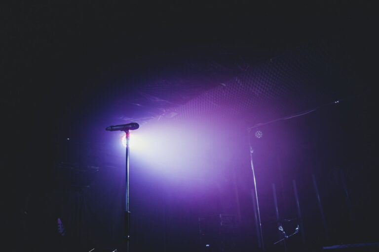Noemi cade dal palco durante un concerto in Abruzzo