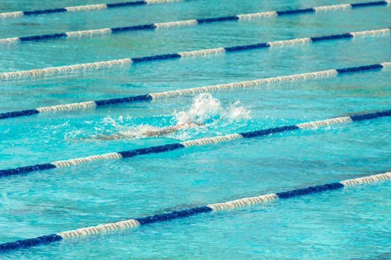 Esalazioni di cloro a Mentana: 10 intossicati e 50 evacuati dalla piscina