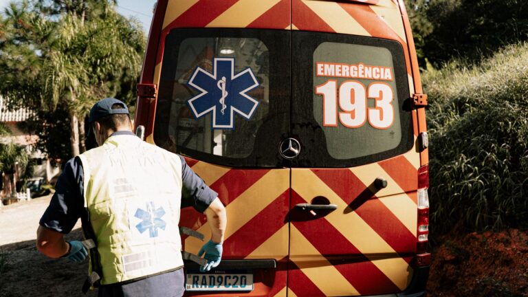 Ogliastra, investe una sedicenne e viene accoltellato: caccia al fratello
