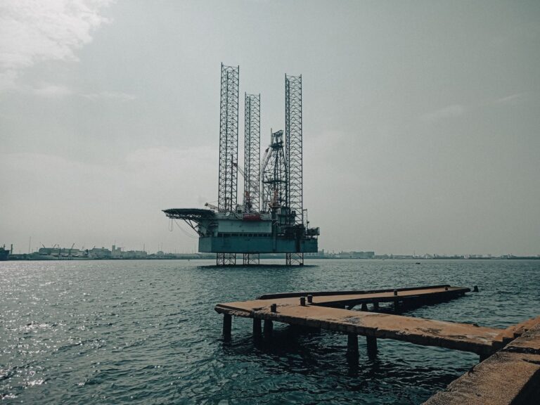 Petrolio stabile in apertura: Brent a 100,41 dollari