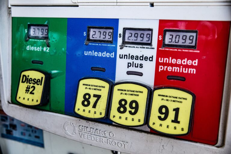 Caro benzina: decreto taglia accise in arrivo dopo vertice Meloni-Giorgetti