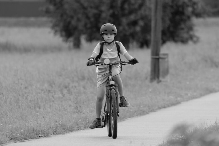 Multato con 30 euro perché porta il figlio sulla canna della bici