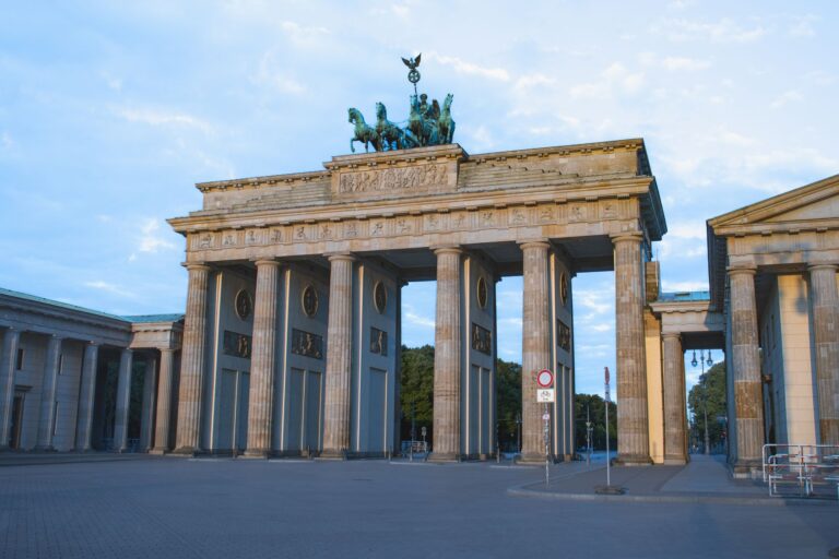 Veicolo contro la folla a Berlino durante il Gay Pride: feriti