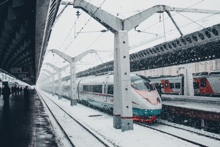 Salvini e il caos treni: a rischio 2 miliardi di fondi Pnrr