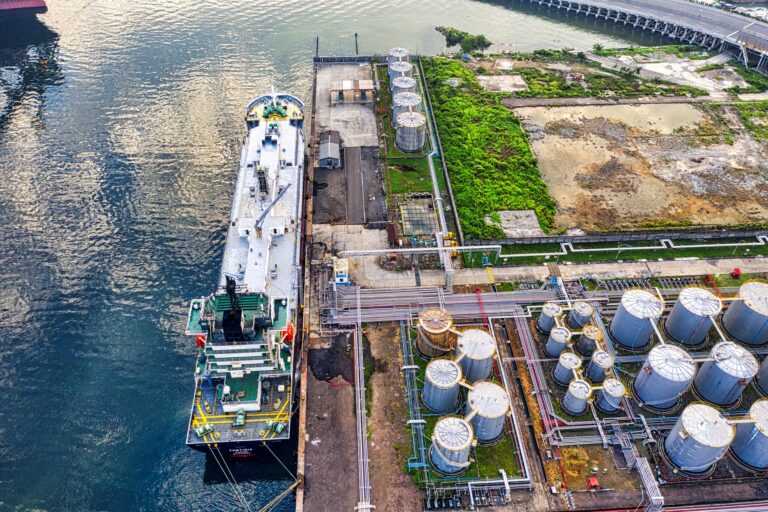Petrolio in calo: Brent sotto 87 dollari, Wti a 81,48