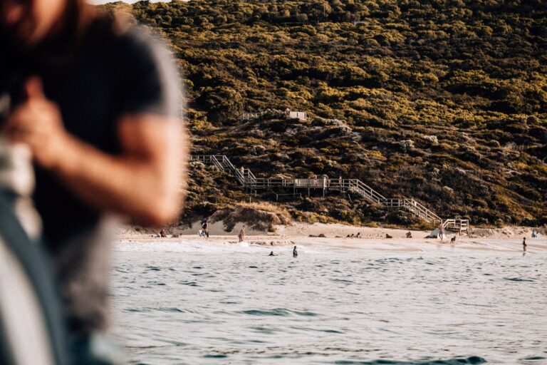 Ceuta, migliaia di migranti attraversano a nuoto: 18 morti