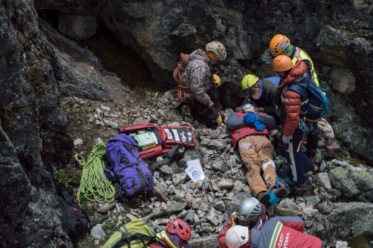 Ragazzina di 13 anni precipita in montagna e muore davanti ai genitori