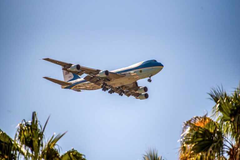 Secret Service, la fuga di Trump da Ankara: container e messinscene sull’Air Force One