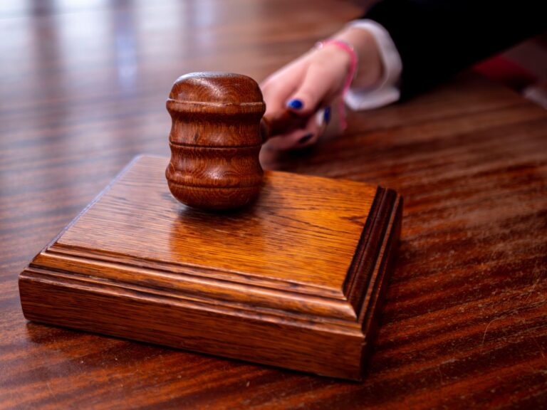 Davide Cavallo abbraccia i suoi aggressori in Tribunale a Milano
