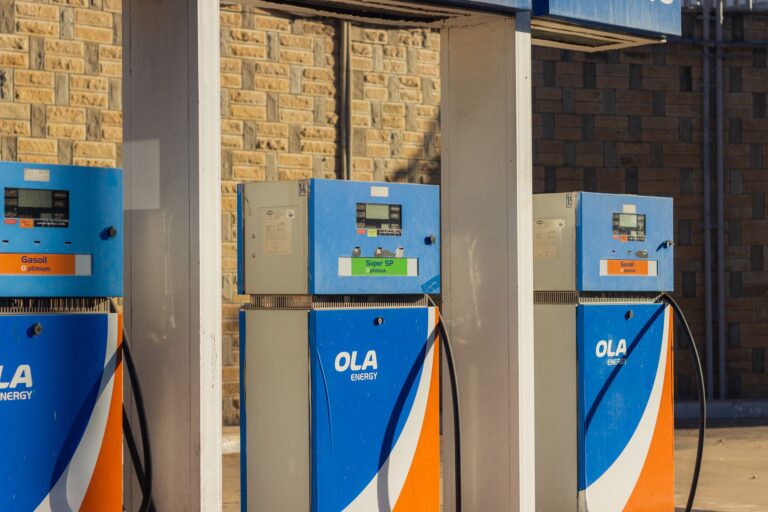 Eni valuta il tetto ai prezzi carburanti fino a fine anno