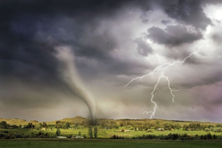 Tornado vicino a Carcassonne: immagini impressionanti dalla Francia