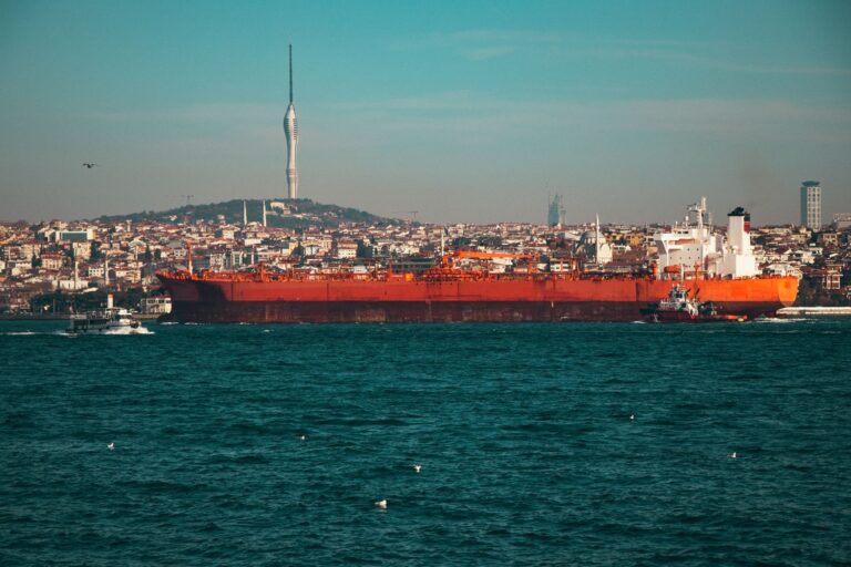 Stretto di Hormuz in crisi: effetti su mercati e prezzi del petrolio