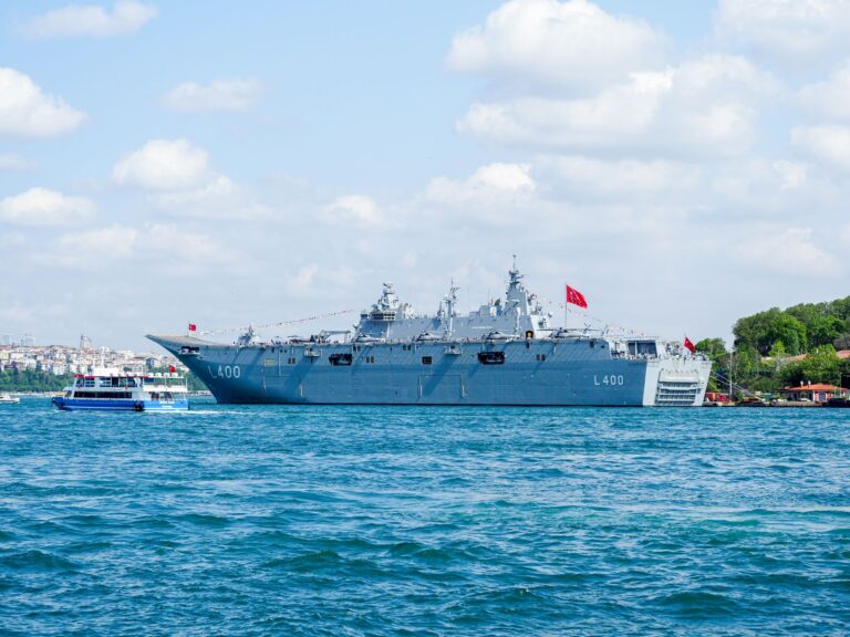 Macron: missione Francia-GB pronta per riapertura dello Stretto di Hormuz