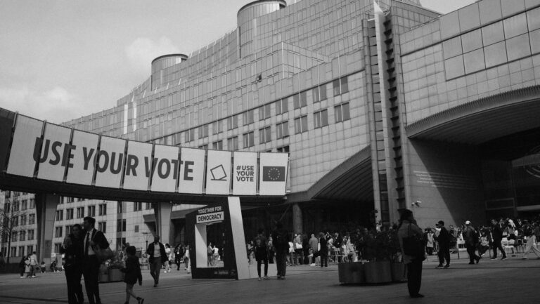 Il Parlamento europeo approva importanti emendamenti all’AI Act dopo una votazione maratona