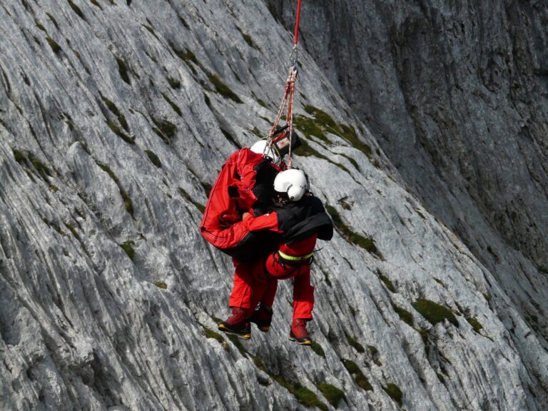 Corno Stella, alpinista precipita nel Cuneese: è grave