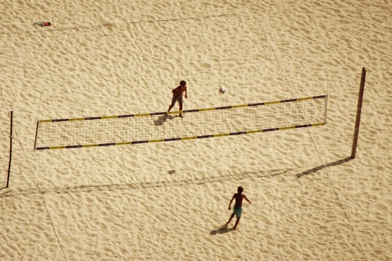 Allenatore strattona giocatrici di beach volley: le atlete gridano