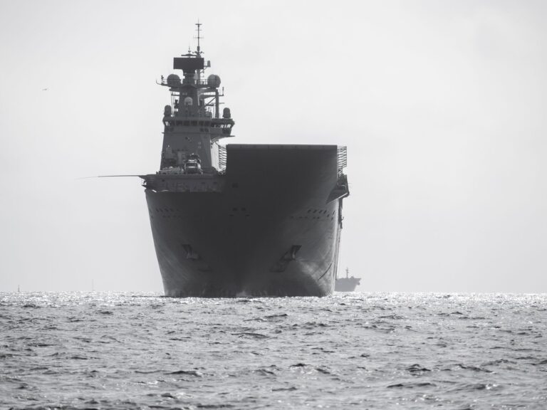 Portaerei Lincoln: mesi in mare senza sosta, militari al limite