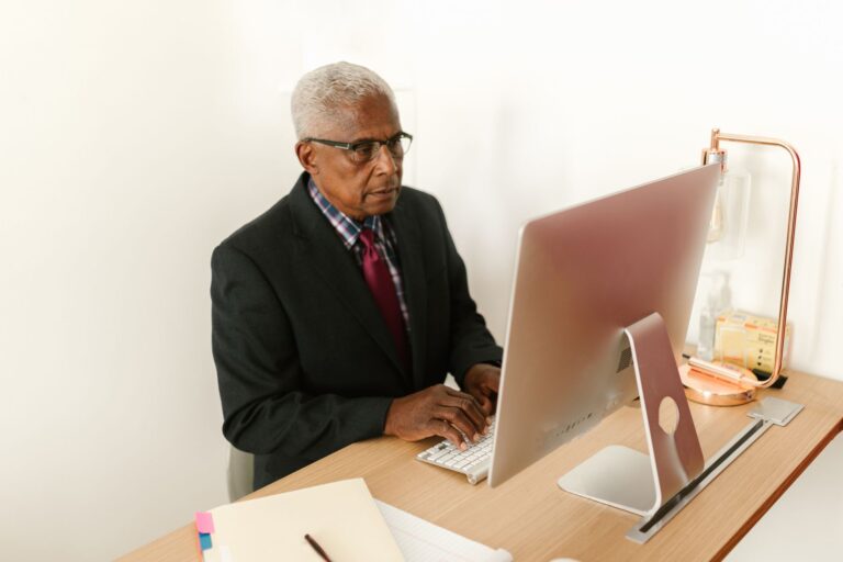 Pensione non basta: a 80 anni costretti a tornare al lavoro